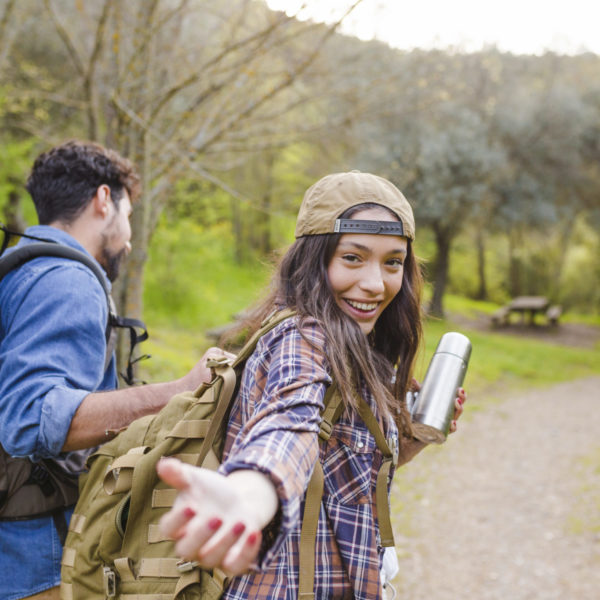 Wanderung Paar lädt zum mitwandern ein